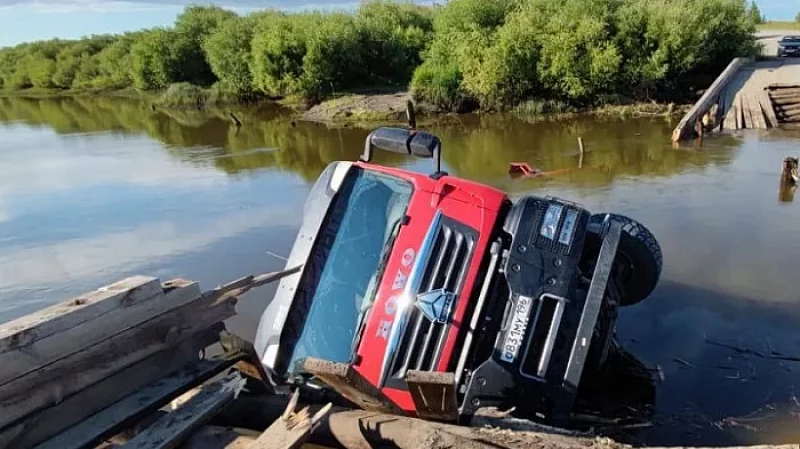 Грузовик упал в реку Ница возле деревни Бобровка