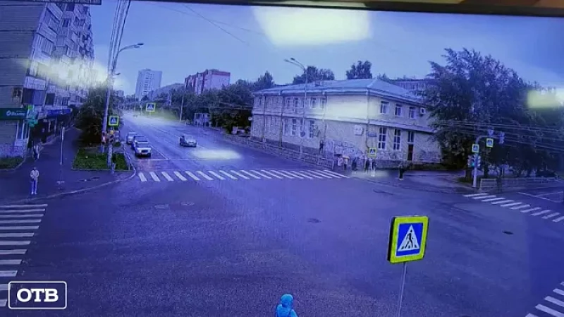 В Екатеринбурге водитель иномарки не уступил самокатчику дорогу