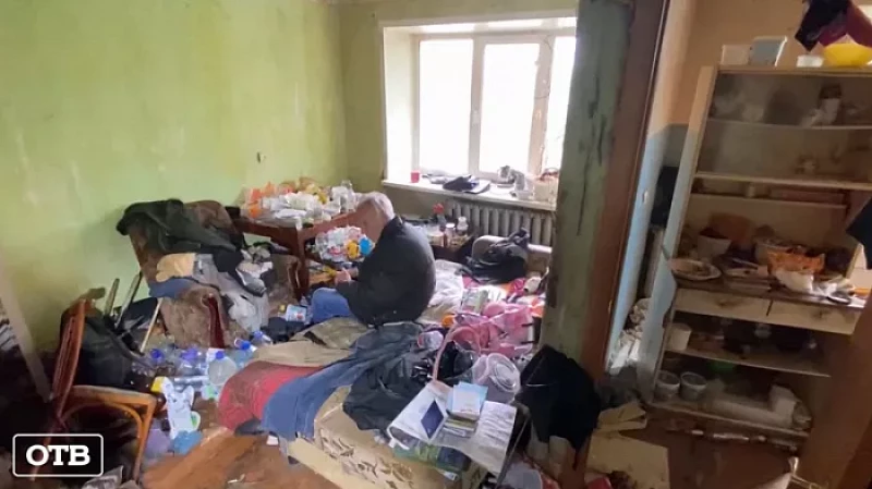 Екатеринбуржец живёт среди мусора, ищет еду на помойке и уверен, что на дворе 1982 год