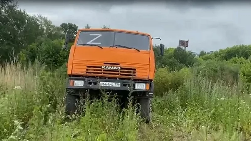 В Екатеринбурге водитель КамАЗа сливал отходы в Исеть