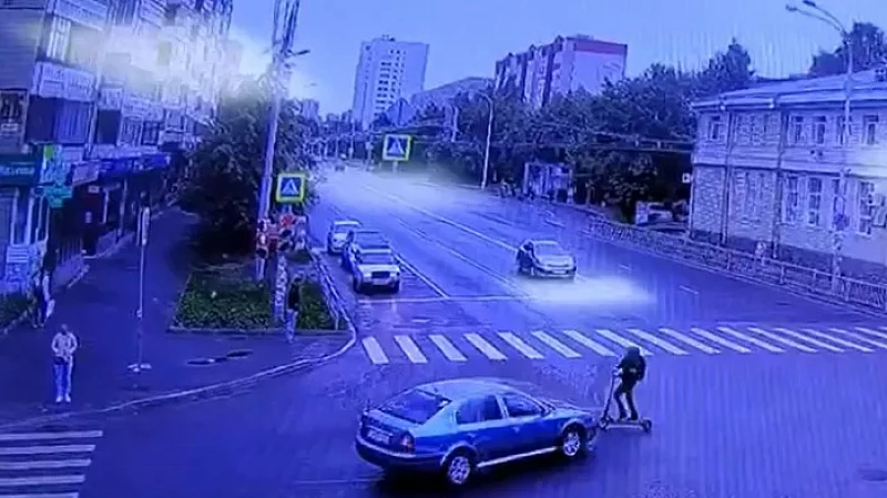 Жёсткое ДТП с самокатчиком в Екатеринбурге попало на видео