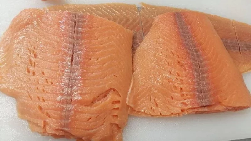 Насекомые и трупные пятна в лососе: уральский ресторатор бьёт тревогу