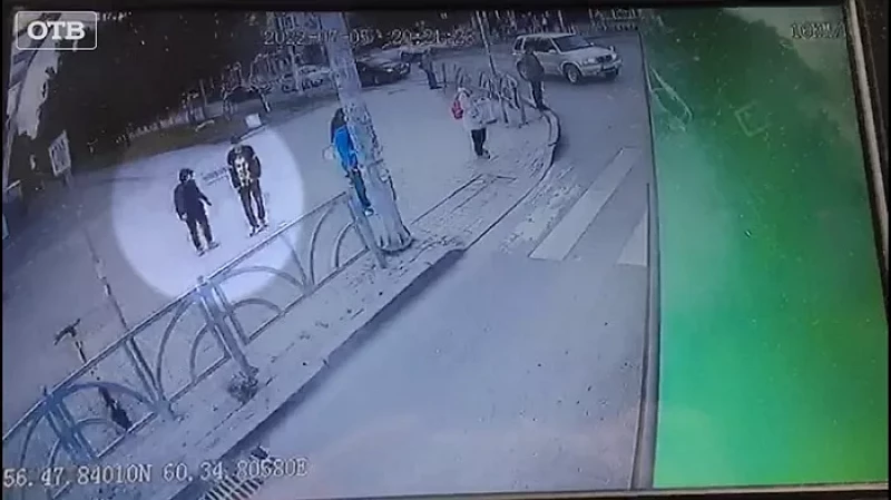 В Екатеринбурге неизвестный обстрелял автобус: видео