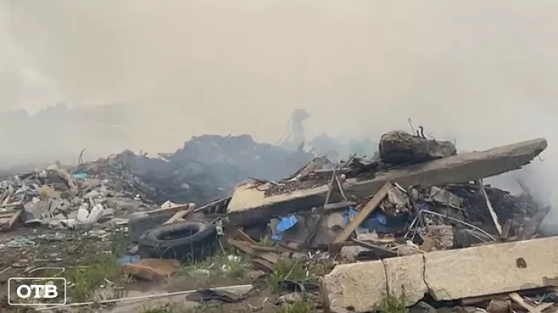 Крупный пожар на свалке в районе аэропорта Кольцово удалось локализовать