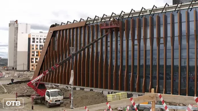 Заместитель министра строительства РФ посетил стройплощадку Дворца водных видов спорта