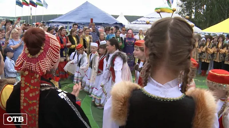 Конные скачки, бои мешками и подъём по вертикальному столбу: в Кадниково с размахом отметили Сабантуй