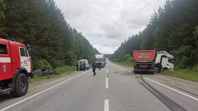 На Режевской трассе легковушка влетела во встречный КамАЗ: водитель погиб