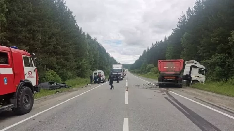 На Режевской трассе легковушка влетела во встречный КамАЗ: водитель погиб