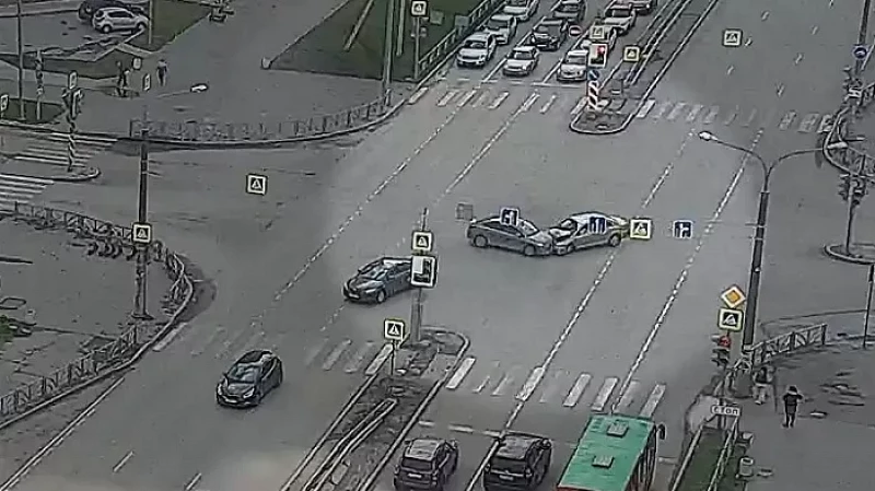 Лобовое столкновение иномарок в Академическом