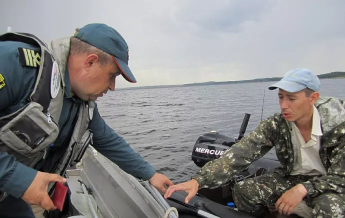 На Урале спасли трёх рыбаков, которые застряли посреди озера