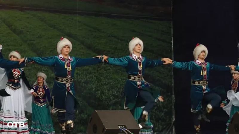 Конные скачки, дегустация национальных блюд и дискотека: в Екатеринбурге прошёл городской Сабантуй