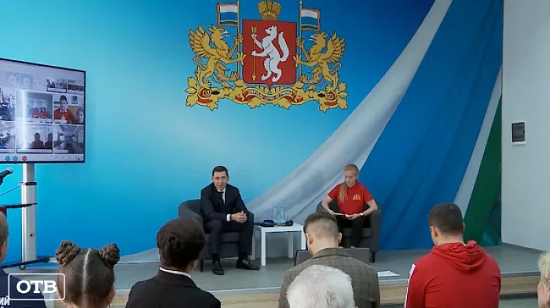 Губернатор Евгений Куйвашев встретился с уральскими волонтёрами