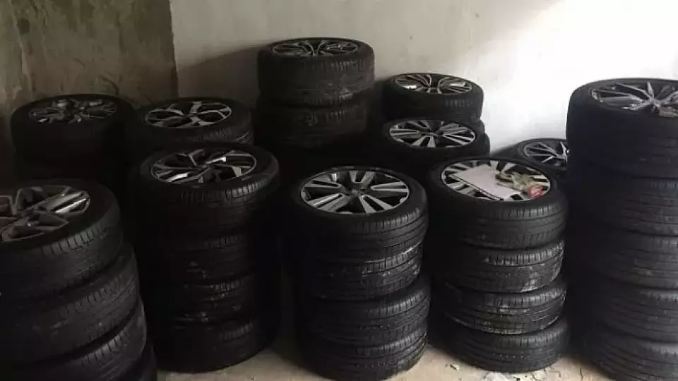 В Екатеринбурге силовики задержали банду похитителей дорогих колёс с иномарок