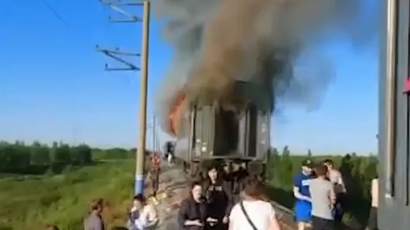 На Свердловской железной дороге загорелся пассажирский поезд