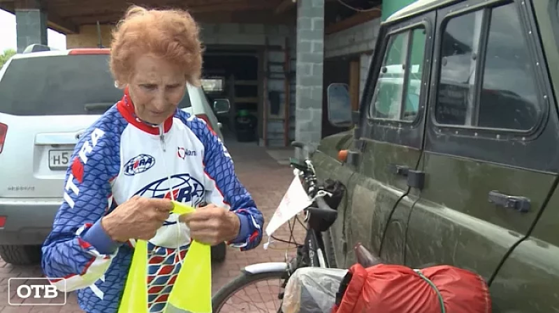 В Свердловскую область приехала самая пожилая велосипедистка России