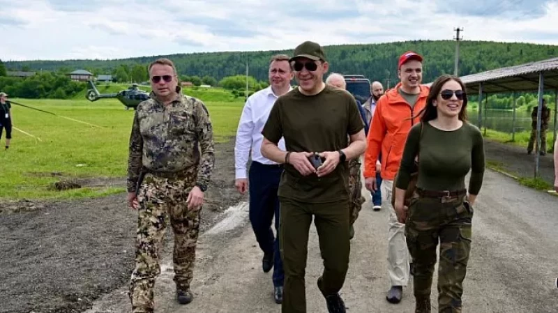 Если не утонем, выйду на связь: Евгений Куйвашев и Зарина Догузова отправились на сплав по Чусовой