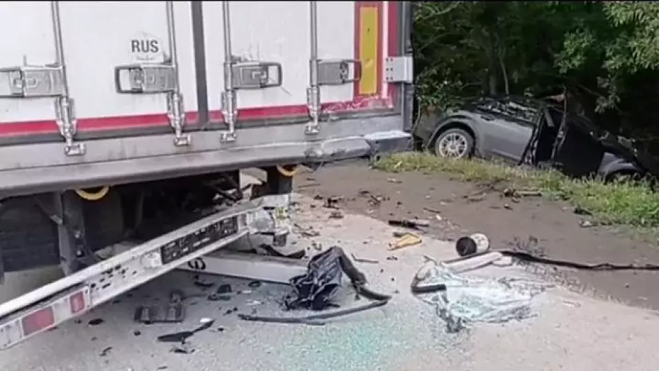 На Дублёре Сибирского тракта легковушка влетела в фуру с прицепом: водитель погиб