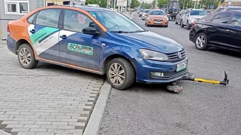 В центре Екатеринбурга водитель делимобиля сбил 15-летнюю девочку на самокате