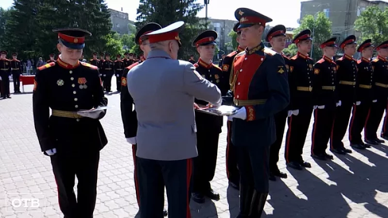 Вальс, медали и цветы: в Екатеринбурге состоялся 74-й выпуск суворовцев