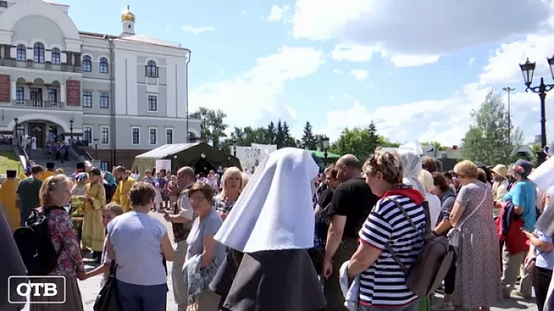 Свердловчане провели митинг-шествие в поддержку добровольцев и сбора гуманитарной помощи