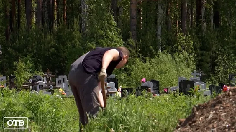 На кладбище в Полевском обнаружили залежи старого мусора