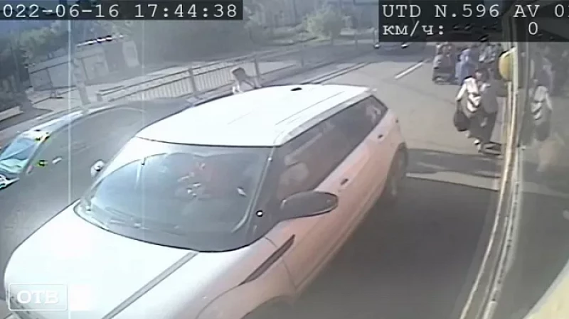 Жительница Екатеринбурга погналась за трамваем, который увёз коляску с ребёнком