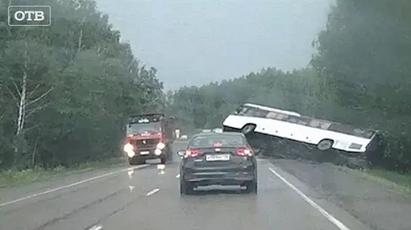 На Среднем Урале перевернулся рейсовый автобус: видео