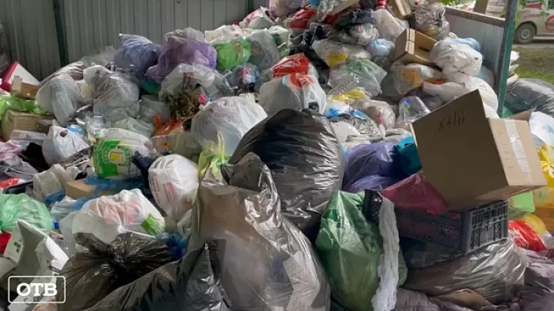 Живут по соседству с крысами и голубями: горы мусора растут в одном из дворов в Екатеринбурге