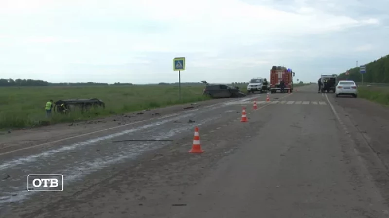 Под Каменском-Уральским влобовую столкнулись две легковушки: три человека погибли