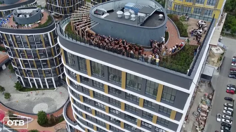 Музыка с небес: в Екатеринбурге около 100 музыкантов исполнили пьесу Франца Шуберта высоте 55 метров