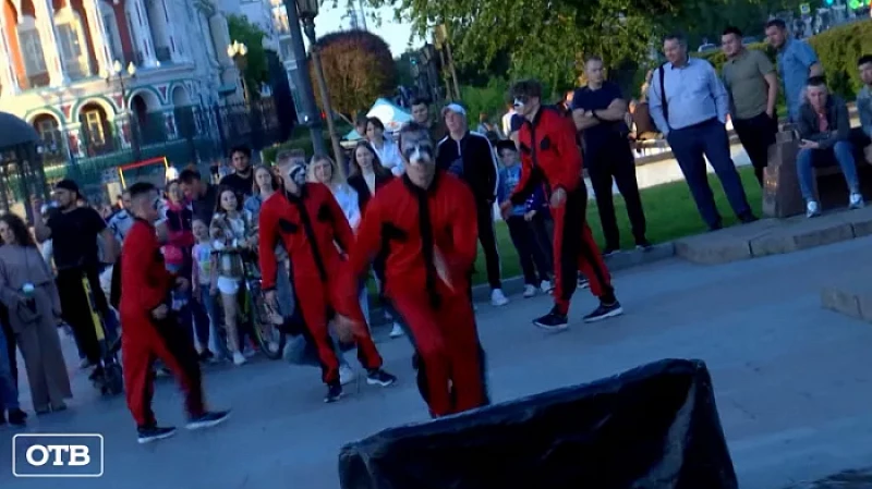 В центре Екатеринбурга еноты устроили флешмоб