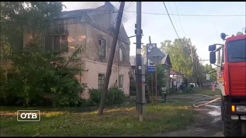 Более 50 человек эвакуировали из горящего барака в Невьянске