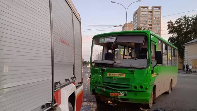 В Екатеринбурге автобус врезался в пожарную машину, погиб кондуктор