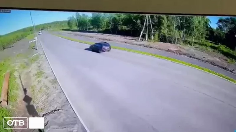 В Волчанске служебный автобус вылетел с дороги: водитель потерял сознание