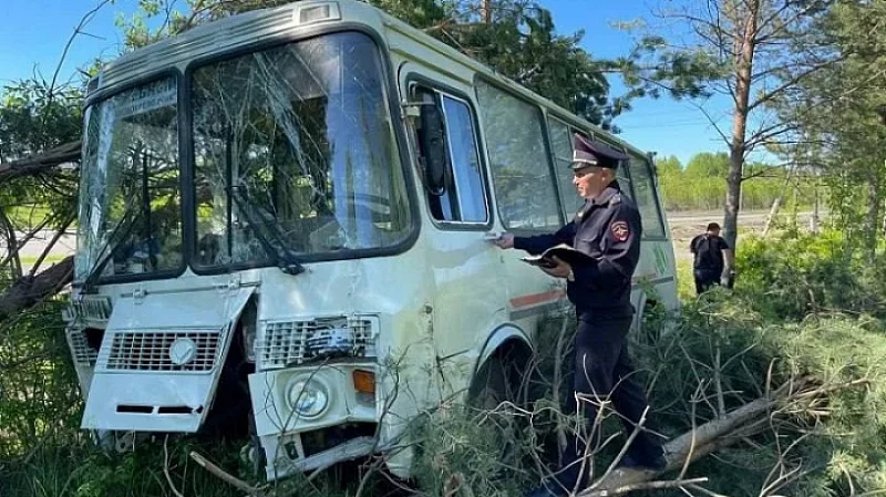 В Волчанске автобус с рабочими вылетел в кювет