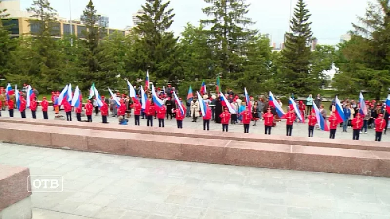 В День России уральским общественникам и волонтёрам вручили государственные флаги РФ