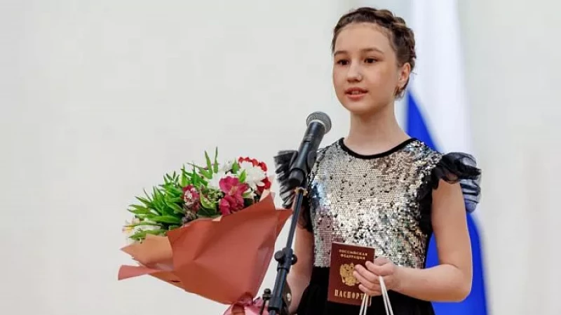 Главный документ из рук губернатора: Евгений Куйвашев лично вручил паспорта юным свердловчанам