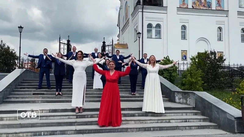 Вокалисты Ревды исполнили гимн России в знаковых местах города