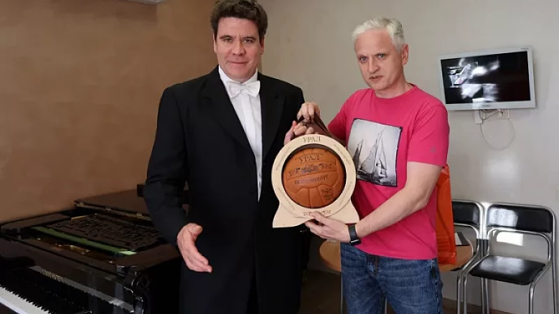 Денису Мацуеву вручили ретро-мяч и футболку с автографами футболистов ФК "Урал"