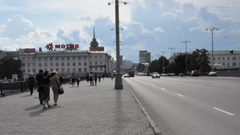 Не помеха дождь и ветер: коммунальщики Екатеринбурга оперативно устранили последствия летней непогоды