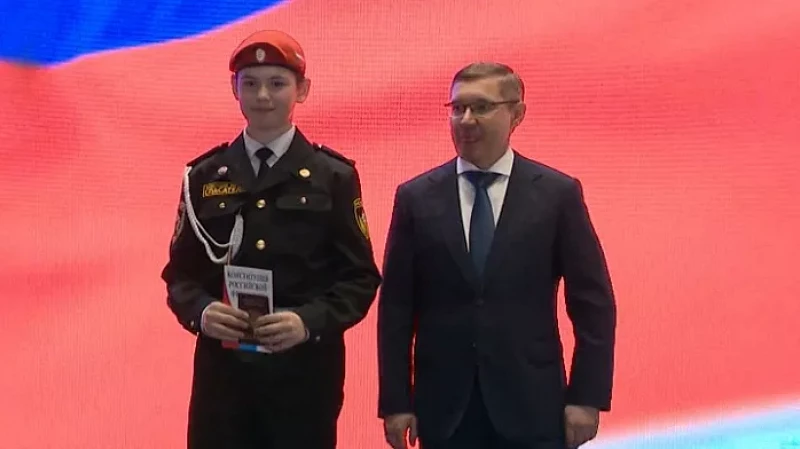 Восемь юных свердловчан в преддверии Дня России получили свои первые паспорта