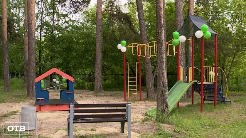 На территории социально-реабилитационного центра в Екатеринурге открыли новую детскую площадку и корт