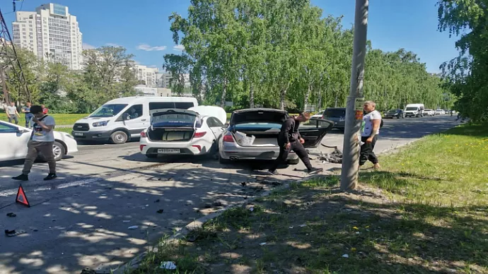 Такси в Екатеринбурге стало причиной серьезной аварии