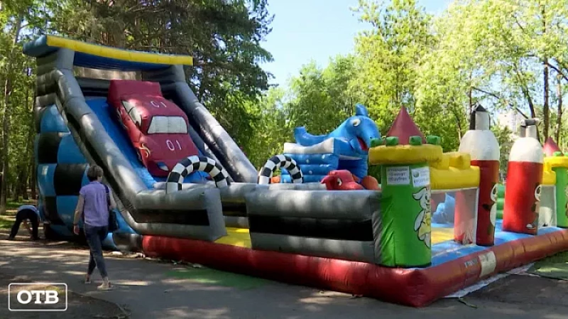 В Екатеринбурге общественники проверили детские батуты