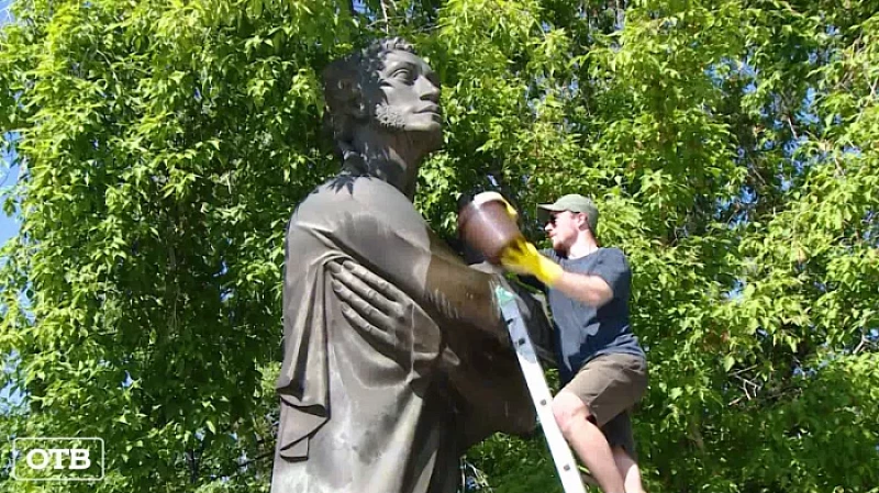 Банный день для солнца русской поэзии: студенты отмыли памятник Пушкину