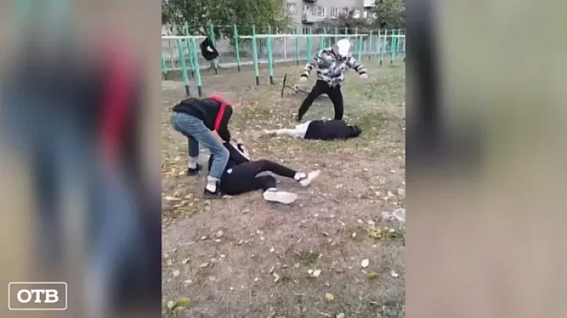 Уральских подростков отправили в колонию за избиение сверстников на территории школы
