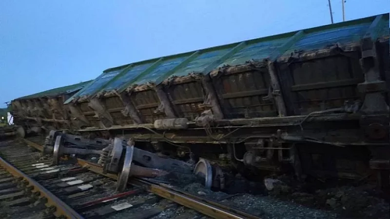 Семь вагонов с щебнем сошли с рельсов под Ивделем