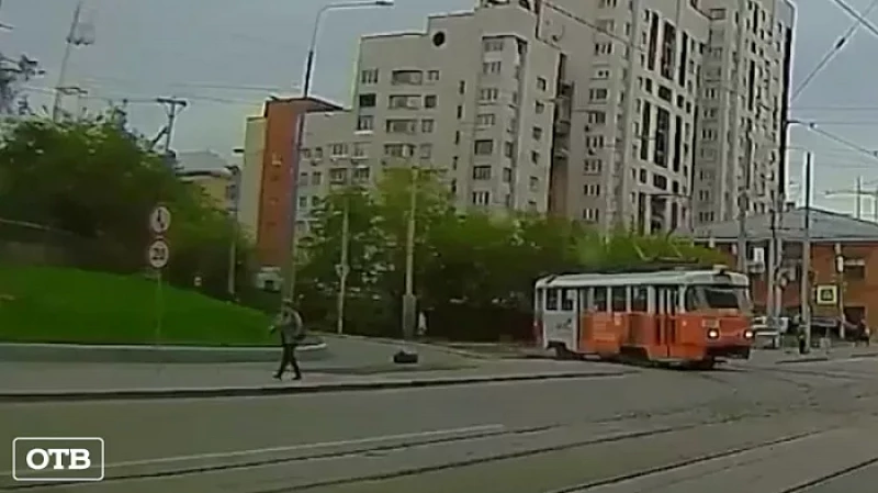 В центре Екатеринбурга трамвай сошёл с рельсов и столкнулся со встречным вагоном и иномаркой