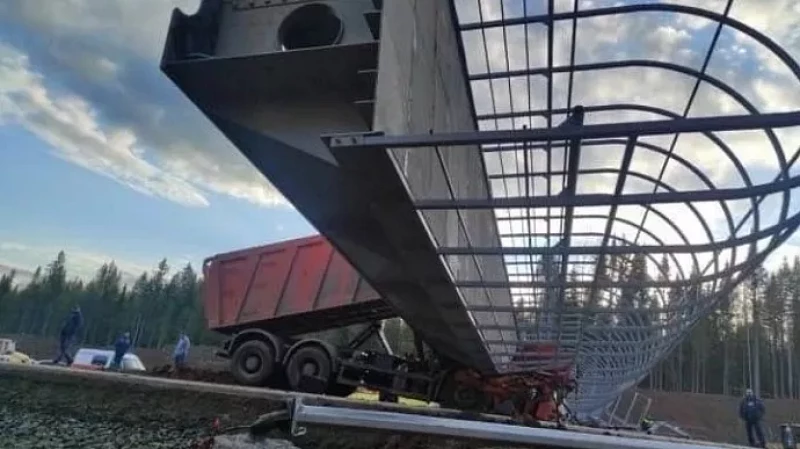 Не опустил кузов: на трассе Пермь – Екатеринбург грузовик снёс надземный пешеходный мост