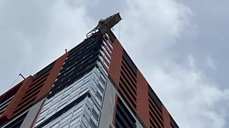 В Екатеринбурге двое рабочих разбились, выпав из строительной люльки с высоты 32-го этажа